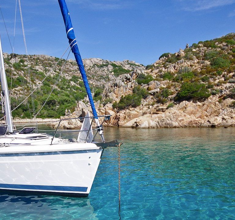Autoverleih, Fährbuchung und Yachtcharter für Ihren Urlaub Sardinien