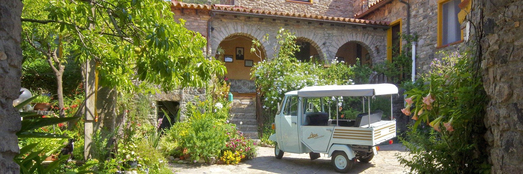 Autoverleih, Fährbuchung und Yachtcharter für Ihren Urlaub Sardinien