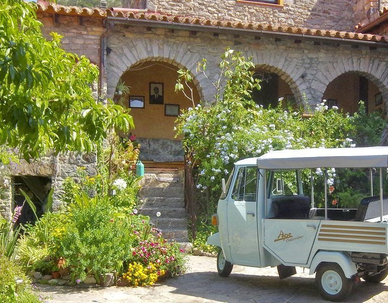 Autoverleih, Fährbuchung und Yachtcharter für Ihren Urlaub Sardinien